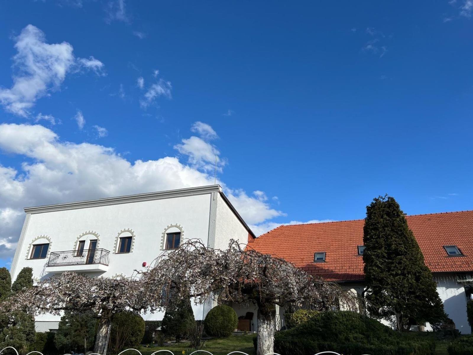 Отель Colina Restaurant & Events Бистрица Экстерьер фото