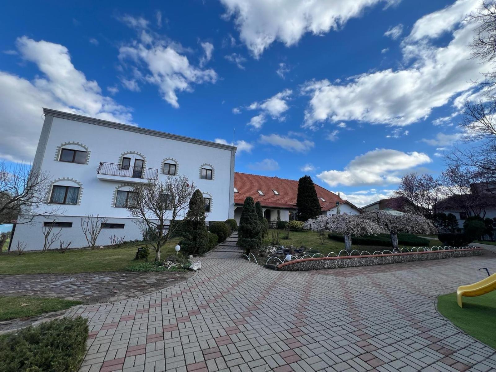 Отель Colina Restaurant & Events Бистрица Экстерьер фото