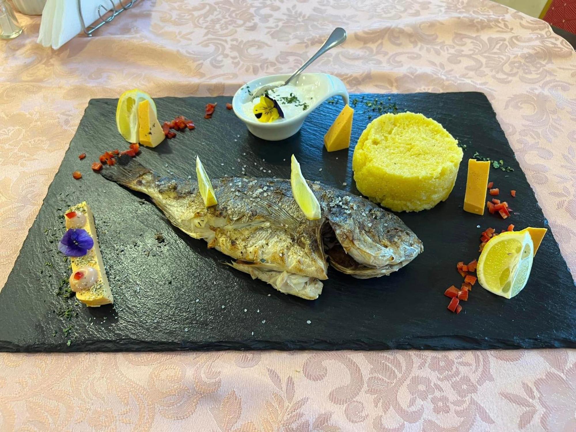 Отель Colina Restaurant & Events Бистрица Экстерьер фото