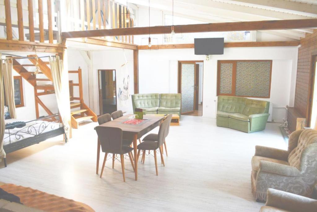Отель Colina Restaurant & Events Бистрица Экстерьер фото