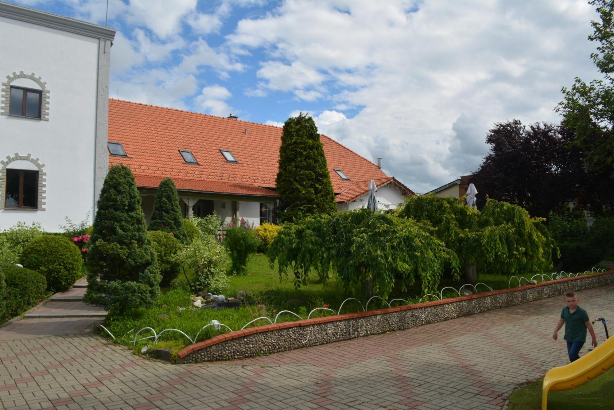 Отель Colina Restaurant & Events Бистрица Экстерьер фото