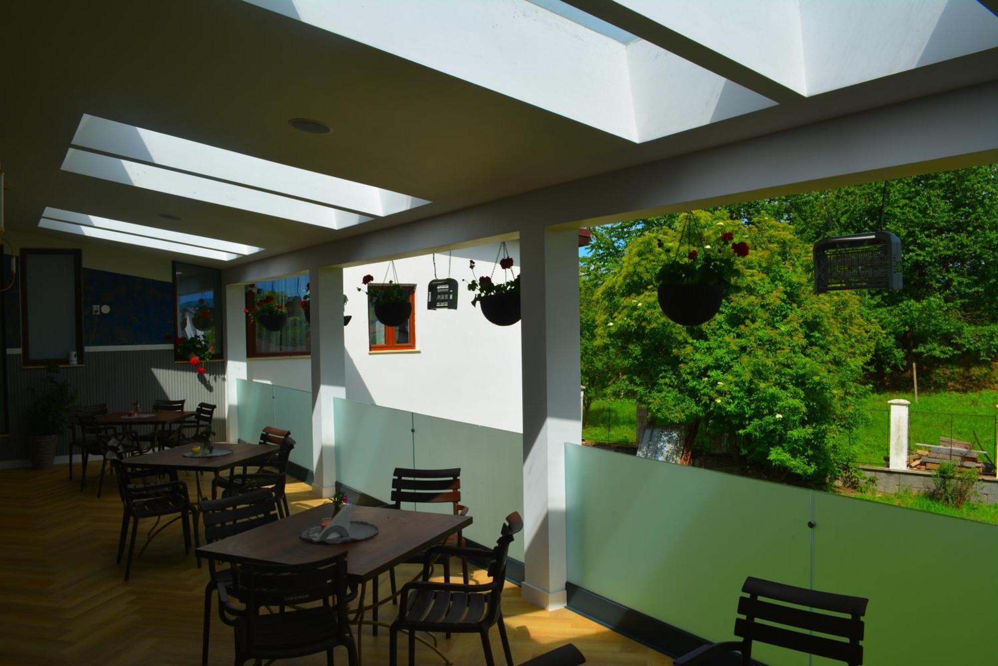Отель Colina Restaurant & Events Бистрица Экстерьер фото